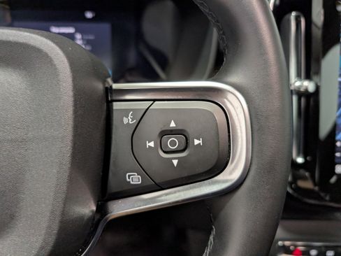 Used 2025 Volvo XC40 B5 Plus image 18