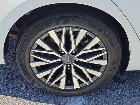 Used 2025 Nissan Altima 2.5 SV FWD image 7