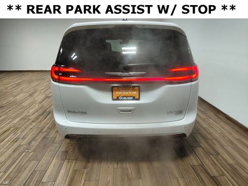 Certified 2024 Chrysler Pacifica Limited image 7