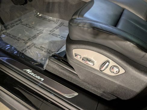 Certified 2025 Porsche Macan image 17