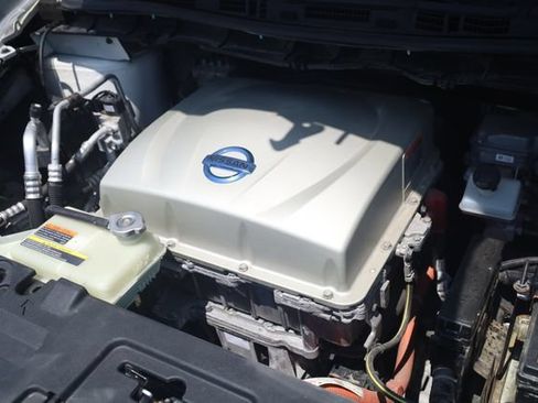 Used 2015 Nissan Leaf SL w/ Premium Package FWD image 8