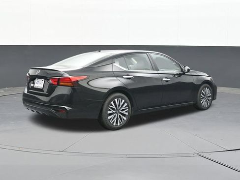 Used 2025 Nissan Altima 2.5 SV FWD image 13