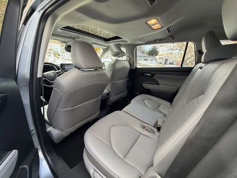 Used 2022 Toyota Highlander XLE image 11