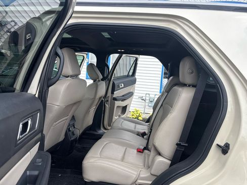 Used 2018 Ford Explorer XLT w/ Equipment Group 202A AWD/4WD image 13