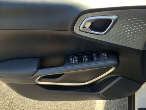 Used 2025 Kia Soul LX image 21