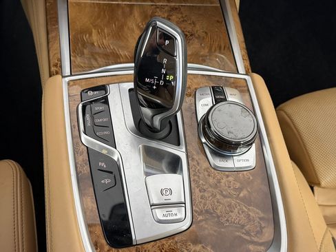 Used 2018 BMW 750i image 18