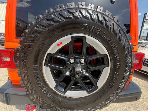 Used 2018 Jeep Wrangler Unlimited Rubicon w/ Dual Top Group AWD/4WD image 12