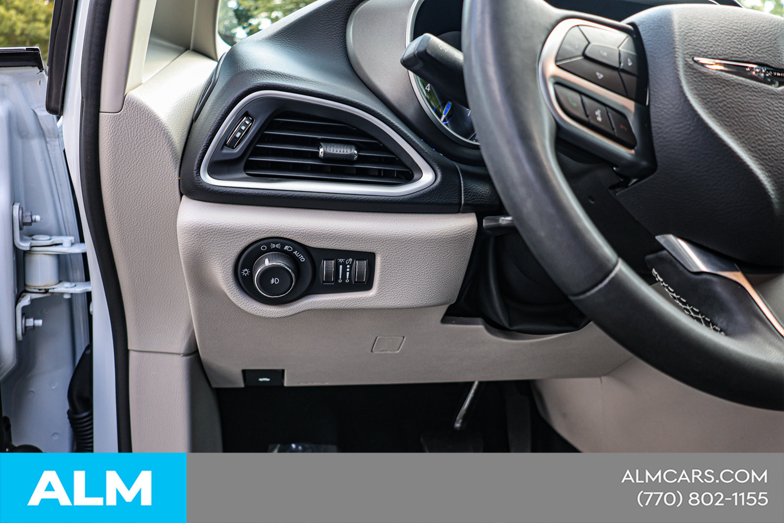 Used 2023 Chrysler Pacifica Touring-L FWD image 20