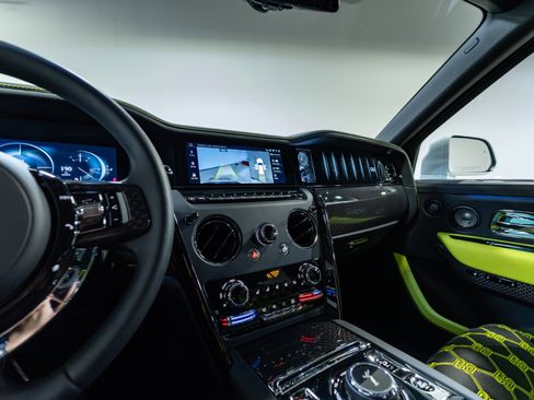 Used 2025 Rolls-Royce Cullinan Black Badge image 12