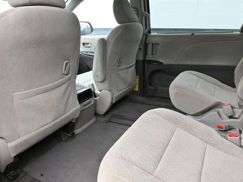 Used 2015 Toyota Sienna LE image 21