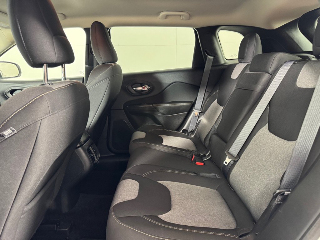 Used 2016 Jeep Cherokee Sport FWD image 20