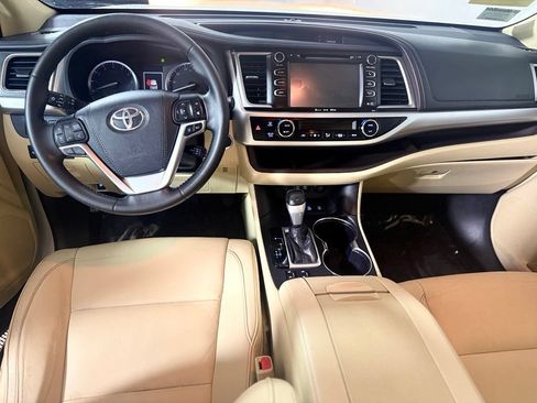 Used 2018 Toyota Highlander XLE AWD/4WD image 10