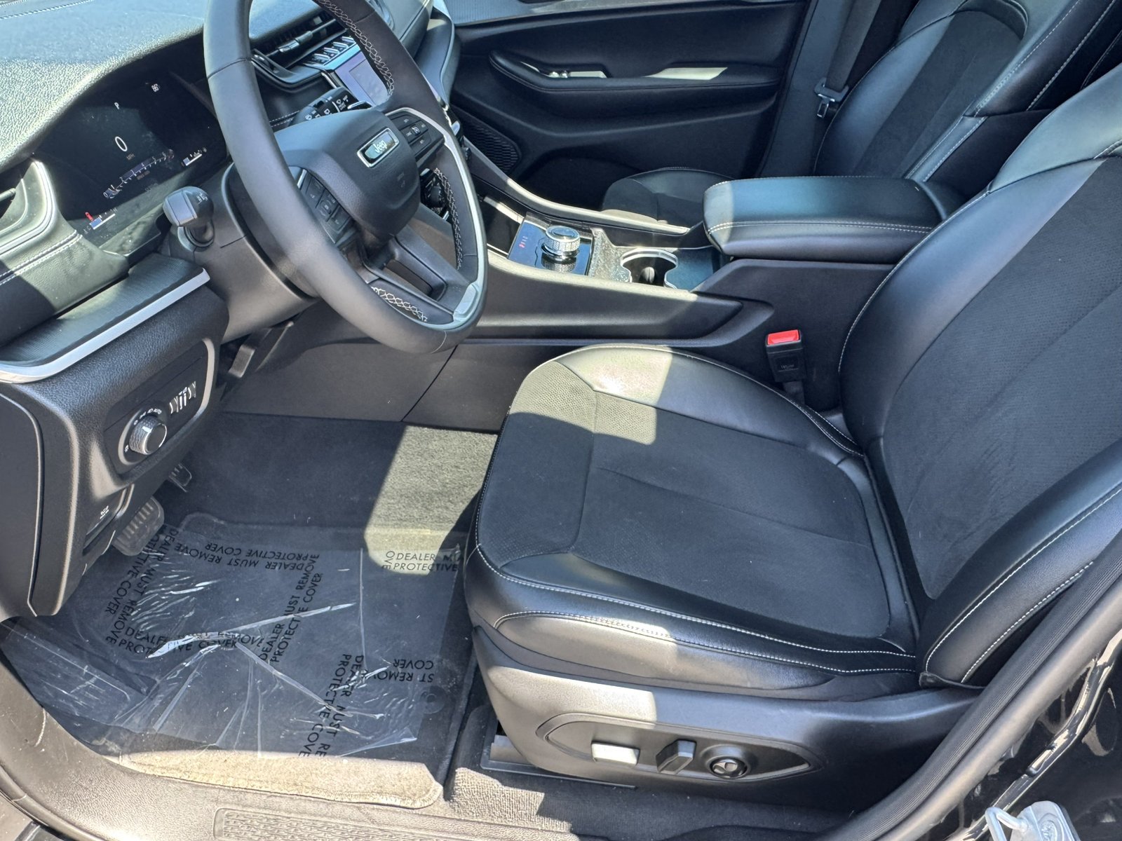 Certified 2025 Jeep Grand Cherokee Altitude AWD/4WD image 9