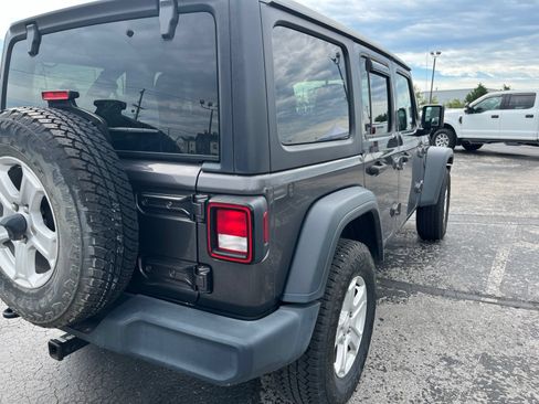 Used 2018 Jeep Wrangler Unlimited Sport S AWD/4WD image 3