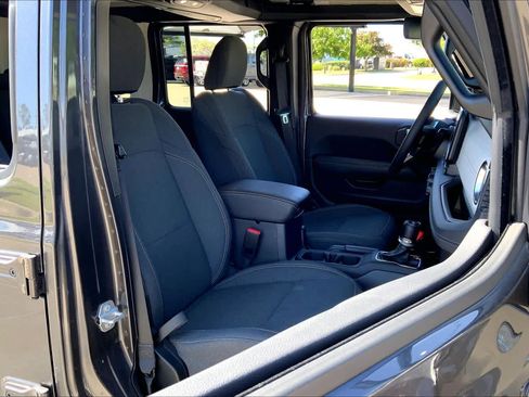 Certified 2025 Jeep Wrangler Unlimited Sahara w/ Safety Group AWD/4WD image 9