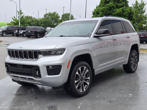 Used 2022 Jeep Grand Cherokee Overland w/ MOPAR Finishing Package AWD/4WD image 3
