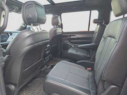 Used 2024 Jeep Wagoneer Series II image 16