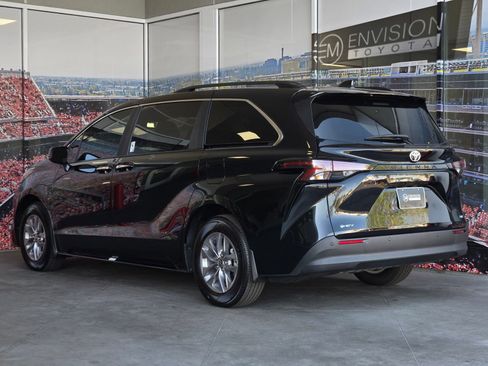 Used 2026 Toyota Sienna XLE image 6