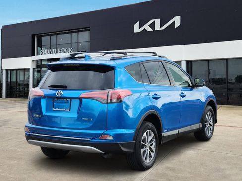 Used 2018 Toyota RAV4 LE AWD/4WD image 5