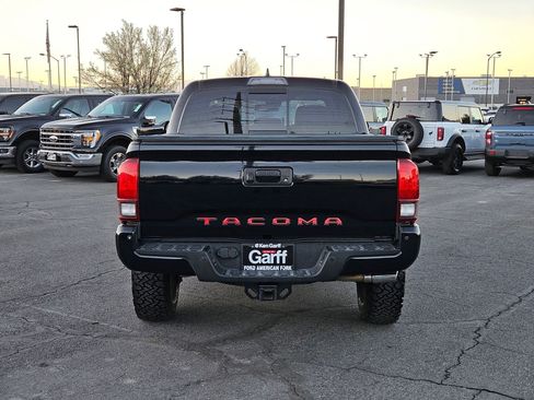 Used 2018 Toyota Tacoma TRD Off-Road w/ Technology Package image 7