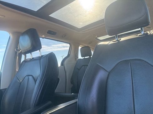 Used 2018 Chrysler Pacifica Limited image 33