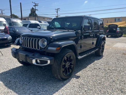 Used 2025 Jeep Wrangler Unlimited Sahara image 1