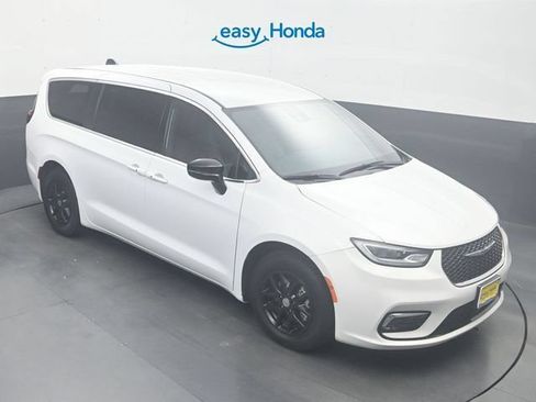 Used 2025 Chrysler Pacifica Select FWD image 19