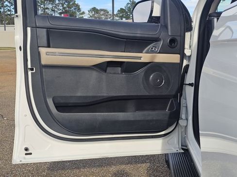 Used 2023 Ford Expedition XLT image 15