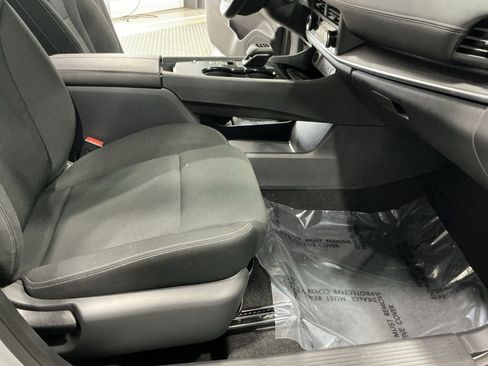 Used 2025 Nissan Rogue S image 16