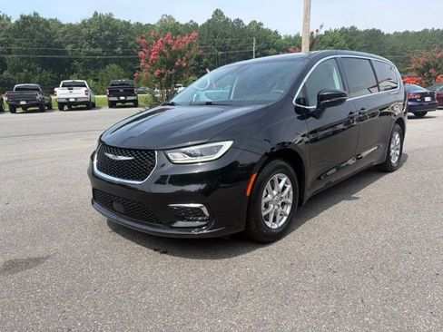 Used 2024 Chrysler Pacifica Touring-L FWD image 7