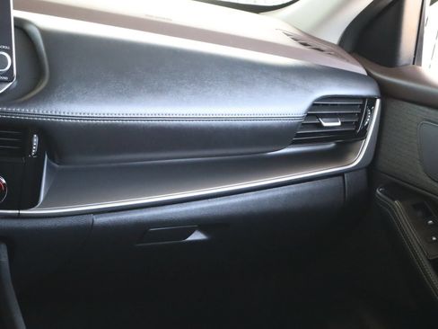 Used 2023 Nissan Rogue SV FWD image 31