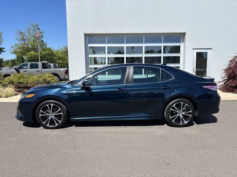 Used 2020 Toyota Camry SE FWD image 2