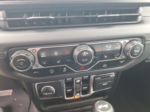 Used 2025 Jeep Wrangler Unlimited Sahara AWD/4WD image 26