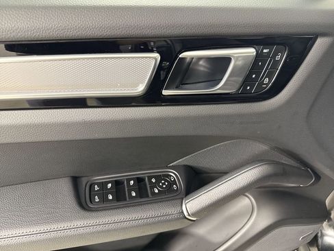 Certified 2023 Porsche Cayenne Platinum Edition image 34