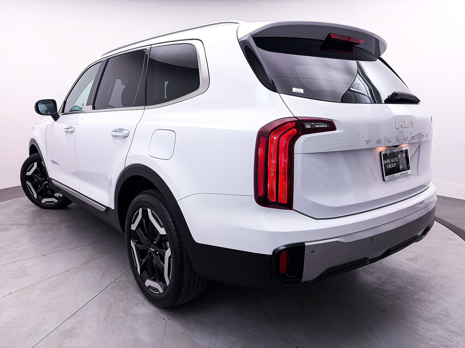 Used 2024 Kia Telluride S FWD image 2