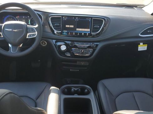New 2026 Chrysler Pacifica Select image 11