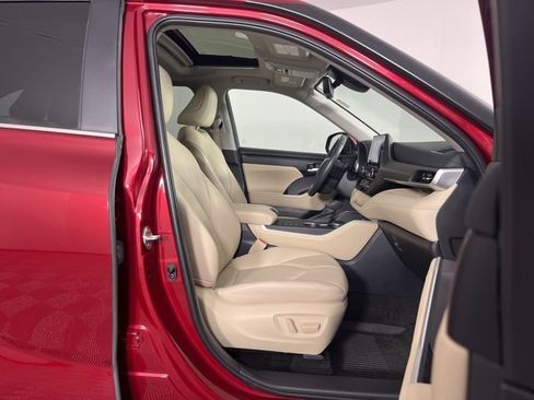 Certified 2023 Toyota Highlander XLE image 31