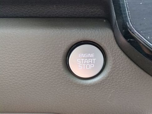 Used 2025 Kia Carnival FWD image 28
