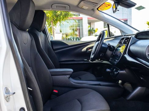Used 2019 Toyota Prius L Eco w/ Carpet Mat Package FWD image 18