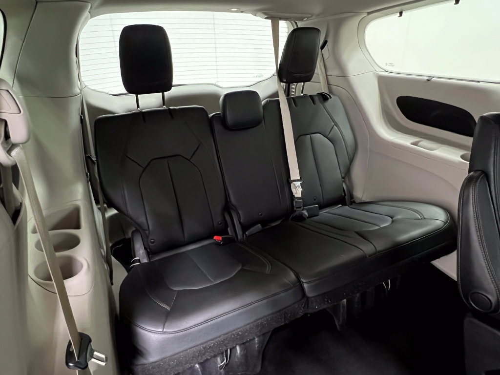 Used 2019 Chrysler Pacifica Touring-L FWD image 34
