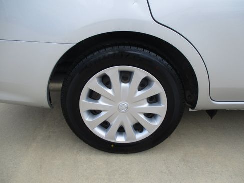 Used 2019 Nissan Versa SV FWD image 9