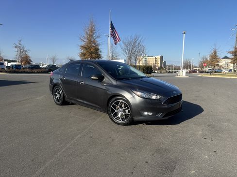 Used 2017 Ford Focus SEL image 2