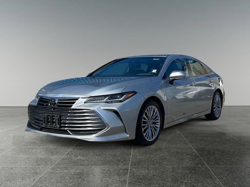 Used 2019 Toyota Avalon Limited image 3