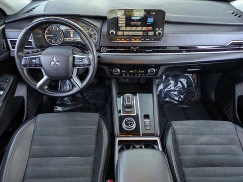 Used 2024 Mitsubishi Outlander SE image 16