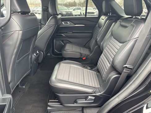 Used 2025 Ford Explorer ST-Line image 18