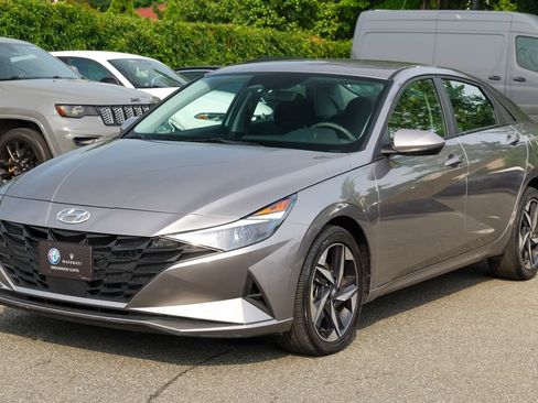 Used 2023 Hyundai Elantra SEL w/ Convenience Package FWD image 3