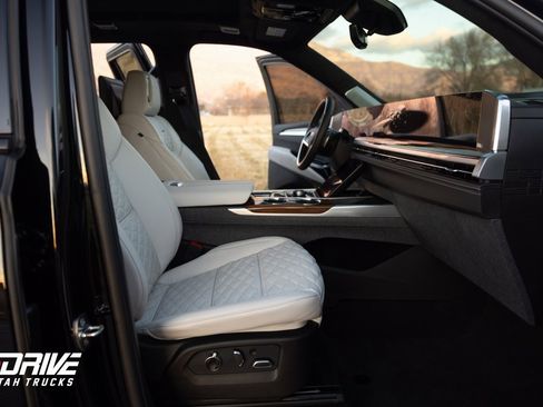 Used 2026 Cadillac Escalade Platinum Sport w/ LPO, ONYX Package image 15