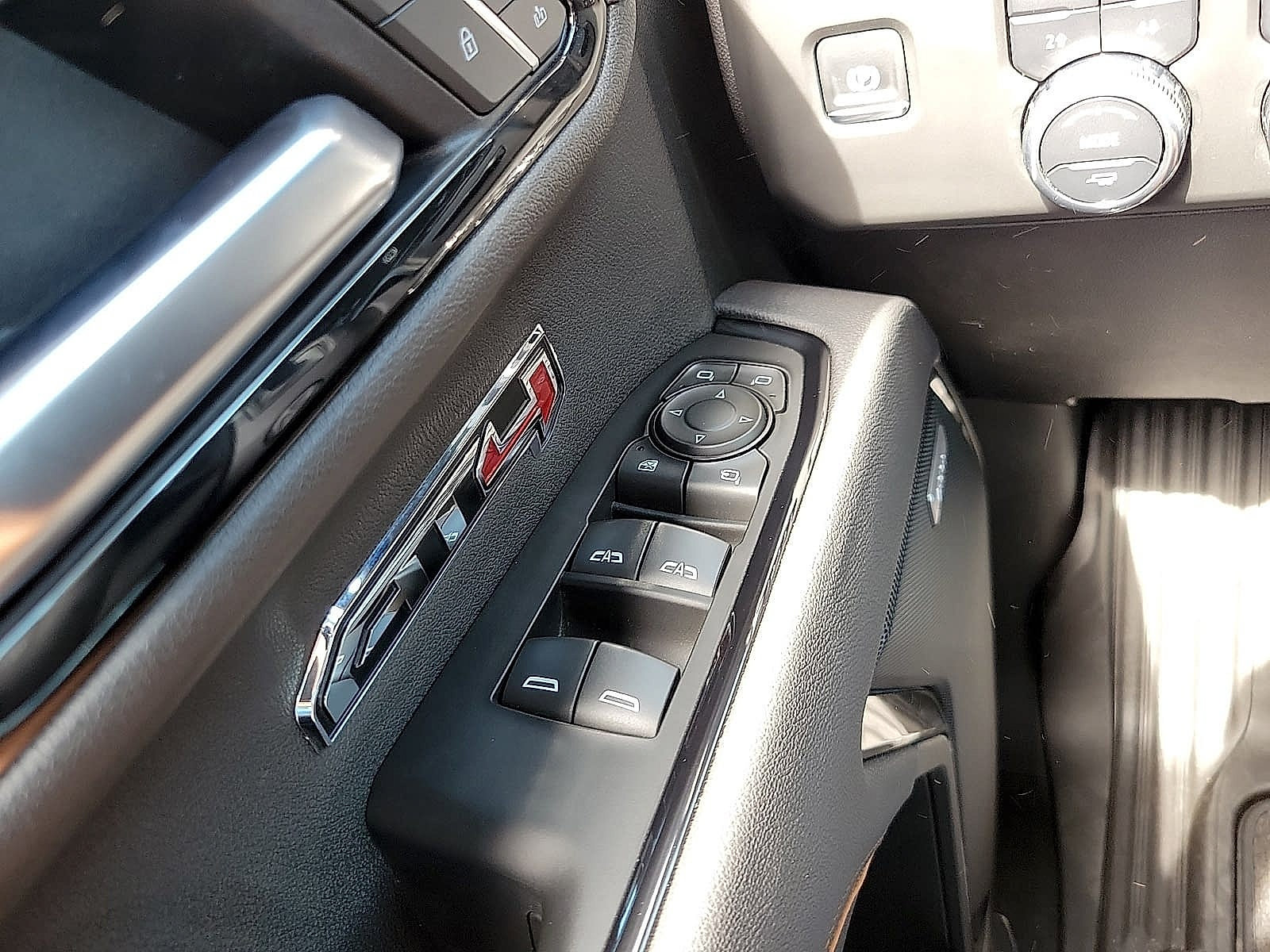 Used 2025 GMC Sierra 1500 AT4 w/ AT4 Premium Package AWD/4WD image 13