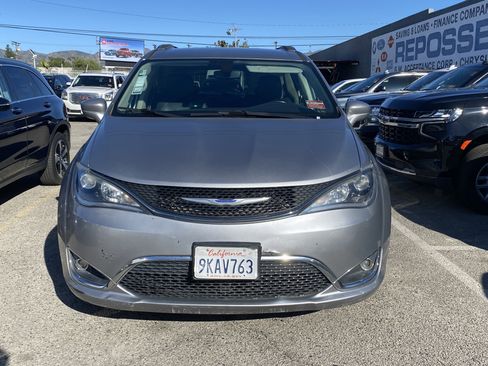 Used 2020 Chrysler Pacifica Touring-L image 3