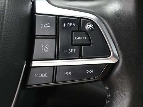 Used 2021 Toyota Highlander XLE AWD/4WD image 18